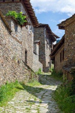 Bulgaristan 'ın Blagoevgrad Bölgesi, Otantik 19. yüzyıl evleriyle Kovaçevitsa köyü