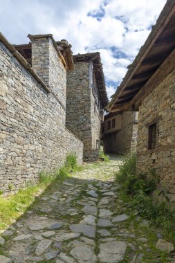 Bulgaristan 'ın Blagoevgrad Bölgesi, Otantik 19. yüzyıl evleriyle Kovaçevitsa köyü