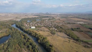 Bulgaristan 'ın Filibe bölgesindeki Orizari köyü yakınlarındaki Maritsa Nehri' nin hava manzarası