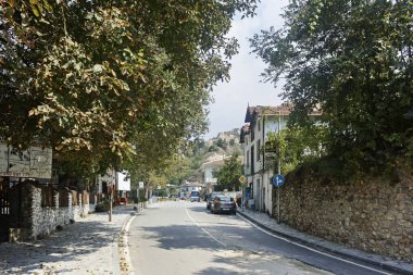 MELNIK, BULGARIA -31 Ağustos 2022: Bulgaristan 'ın Blagoevgrad bölgesindeki tarihi Melnik kasabasındaki tipik sokak ve eski evler