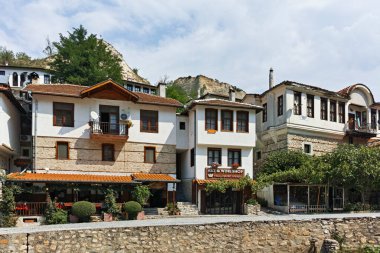 MELNIK, BULGARIA -31 Ağustos 2022: Bulgaristan 'ın Blagoevgrad bölgesindeki tarihi Melnik kasabasındaki tipik sokak ve eski evler