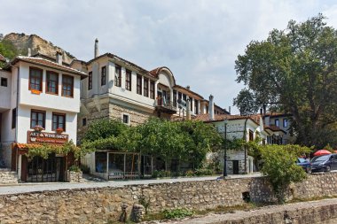 MELNIK, BULGARIA -31 Ağustos 2022: Bulgaristan 'ın Blagoevgrad bölgesindeki tarihi Melnik kasabasındaki tipik sokak ve eski evler