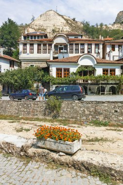 MELNIK, BULGARIA -31 Ağustos 2022: Bulgaristan 'ın Blagoevgrad bölgesindeki tarihi Melnik kasabasındaki tipik sokak ve eski evler