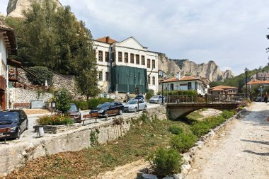 MELNIK, BULGARIA -31 Ağustos 2022: Bulgaristan 'ın Blagoevgrad bölgesindeki tarihi Melnik kasabasındaki tipik sokak ve eski evler