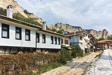 MELNIK, BULGARIA -31 Ağustos 2022: Bulgaristan 'ın Blagoevgrad bölgesindeki tarihi Melnik kasabasındaki tipik sokak ve eski evler