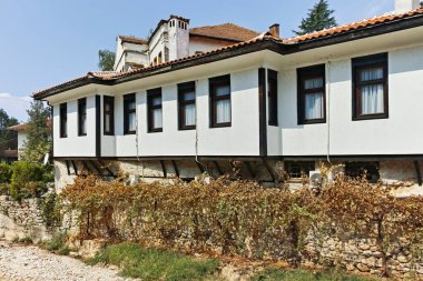 MELNIK, BULGARIA -31 Ağustos 2022: Bulgaristan 'ın Blagoevgrad bölgesindeki tarihi Melnik kasabasındaki tipik sokak ve eski evler
