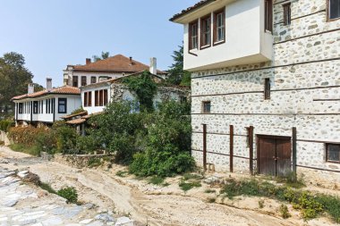 MELNIK, BULGARIA -31 Ağustos 2022: Bulgaristan 'ın Blagoevgrad bölgesindeki tarihi Melnik kasabasındaki tipik sokak ve eski evler