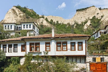 MELNIK, BULGARIA -31 Ağustos 2022: Bulgaristan 'ın Blagoevgrad bölgesindeki tarihi Melnik kasabasındaki tipik sokak ve eski evler