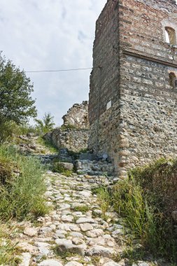 MELNIK, BULGARIA -31 Ağustos 2022: Bulgaristan 'ın Blagoevgrad bölgesindeki tarihi Melnik kasabasındaki tipik sokak ve eski evler