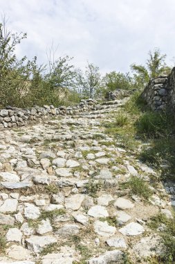 MELNIK, BULGARIA -31 Ağustos 2022: Bulgaristan 'ın Blagoevgrad bölgesindeki tarihi Melnik kasabasındaki tipik sokak ve eski evler