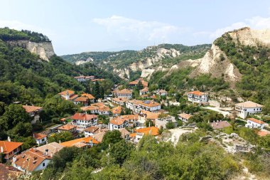 MELNIK, BULGARIA -31 Ağustos 2022: Bulgaristan 'ın Blagoevgrad bölgesindeki tarihi Melnik kasabasındaki tipik sokak ve eski evler