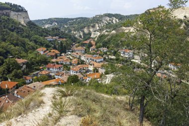 MELNIK, BULGARIA -31 Ağustos 2022: Bulgaristan 'ın Blagoevgrad bölgesindeki tarihi Melnik kasabasındaki tipik sokak ve eski evler