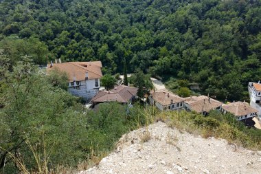 MELNIK, BULGARIA -31 Ağustos 2022: Bulgaristan 'ın Blagoevgrad bölgesindeki tarihi Melnik kasabasındaki tipik sokak ve eski evler