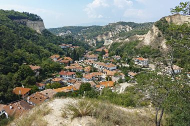 MELNIK, BULGARIA -31 Ağustos 2022: Bulgaristan 'ın Blagoevgrad bölgesindeki tarihi Melnik kasabasındaki tipik sokak ve eski evler
