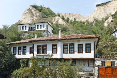 MELNIK, BULGARIA -31 Ağustos 2022: Bulgaristan 'ın Blagoevgrad bölgesindeki tarihi Melnik kasabasındaki tipik sokak ve eski evler