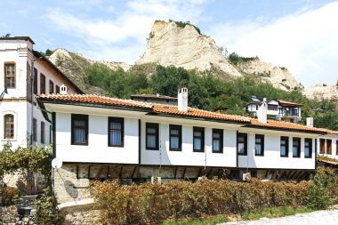MELNIK, BULGARIA -31 Ağustos 2022: Bulgaristan 'ın Blagoevgrad bölgesindeki tarihi Melnik kasabasındaki tipik sokak ve eski evler