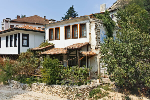 МЕЛЬНИК, БУЛГАРИЯ - АВГУСТ 31 августа 2022 года: Старая улица и старые дома в историческом городе Мельник Благоевградской области, Болгария