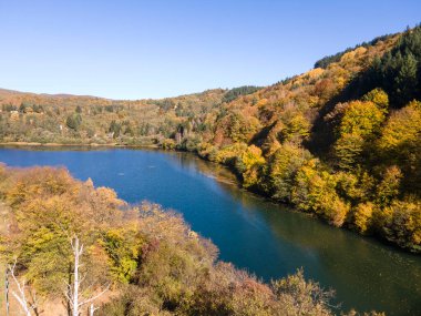 Pasarel rezervuarının hava sonbahar manzarası, Sofya şehir bölgesi, Bulgaristan