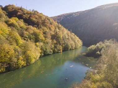 Pasarel rezervuarının hava sonbahar manzarası, Sofya şehir bölgesi, Bulgaristan