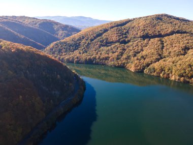 Pasarel rezervuarının hava sonbahar manzarası, Sofya şehir bölgesi, Bulgaristan