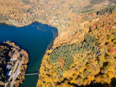 Pasarel rezervuarının hava sonbahar manzarası, Sofya şehir bölgesi, Bulgaristan