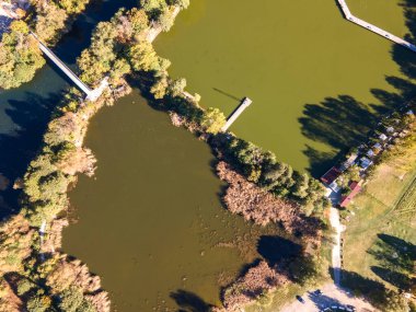 Pancharevo Gölü 'nün havadan sonbahar manzarası, Sofya şehir bölgesi, Bulgaristan