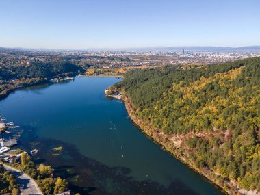 Pancharevo Gölü 'nün havadan sonbahar manzarası, Sofya şehir bölgesi, Bulgaristan
