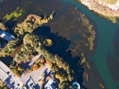 Pancharevo Gölü 'nün havadan sonbahar manzarası, Sofya şehir bölgesi, Bulgaristan