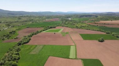 Bulgaristan 'ın Sofya bölgesindeki Godech kasabası yakınlarındaki kırsal arazinin bahar havası manzarası