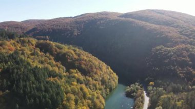 Pasarel rezervuarının hava sonbahar manzarası, Sofya şehir bölgesi, Bulgaristan