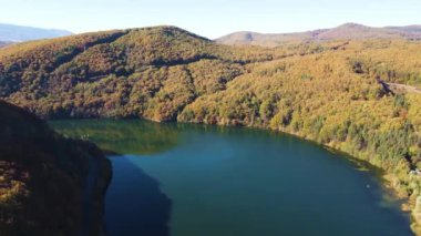 Pasarel rezervuarının hava sonbahar manzarası, Sofya şehir bölgesi, Bulgaristan