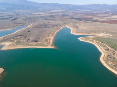 Bulgaristan 'ın Kyustendil bölgesindeki Drenov Dol rezervuarının şaşırtıcı hava manzarası