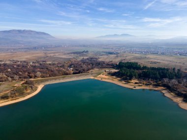Bulgaristan 'ın Kyustendil bölgesindeki Drenov Dol rezervuarının şaşırtıcı hava manzarası