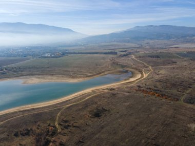 Bulgaristan 'ın Kyustendil bölgesindeki Drenov Dol rezervuarının şaşırtıcı hava manzarası