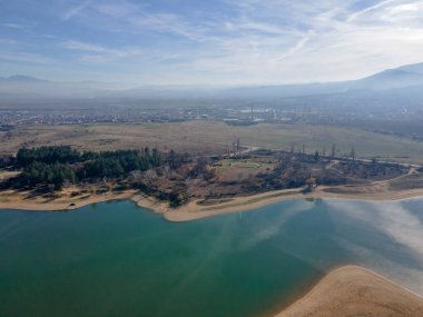 Bulgaristan 'ın Kyustendil bölgesindeki Drenov Dol rezervuarının şaşırtıcı hava manzarası