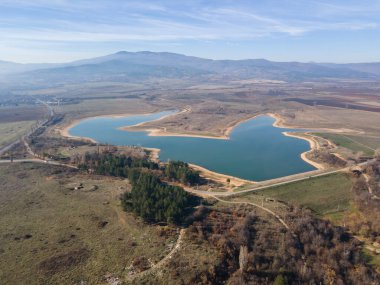 Bulgaristan 'ın Kyustendil bölgesindeki Drenov Dol rezervuarının şaşırtıcı hava manzarası