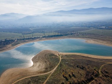Bulgaristan 'ın Kyustendil bölgesindeki Drenov Dol rezervuarının şaşırtıcı hava manzarası