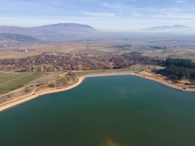 Bulgaristan 'ın Kyustendil bölgesindeki Drenov Dol rezervuarının şaşırtıcı hava manzarası