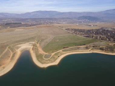 Bulgaristan 'ın Kyustendil bölgesindeki Drenov Dol rezervuarının şaşırtıcı hava manzarası