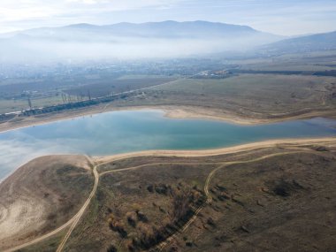 Bulgaristan 'ın Kyustendil bölgesindeki Drenov Dol rezervuarının şaşırtıcı hava manzarası