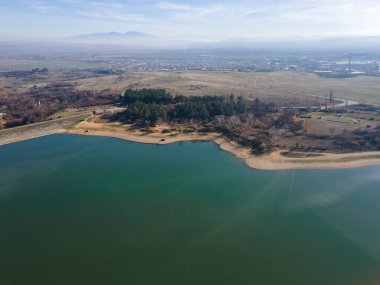 Bulgaristan 'ın Kyustendil bölgesindeki Drenov Dol rezervuarının şaşırtıcı hava manzarası