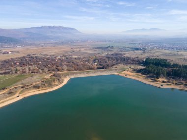 Bulgaristan 'ın Kyustendil bölgesindeki Drenov Dol rezervuarının şaşırtıcı hava manzarası