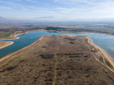 Bulgaristan 'ın Kyustendil bölgesindeki Drenov Dol rezervuarının şaşırtıcı hava manzarası