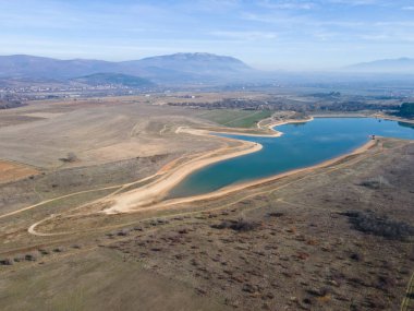 Bulgaristan 'ın Kyustendil bölgesindeki Drenov Dol rezervuarının şaşırtıcı hava manzarası