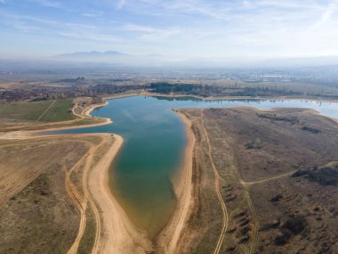 Bulgaristan 'ın Kyustendil bölgesindeki Drenov Dol rezervuarının şaşırtıcı hava manzarası