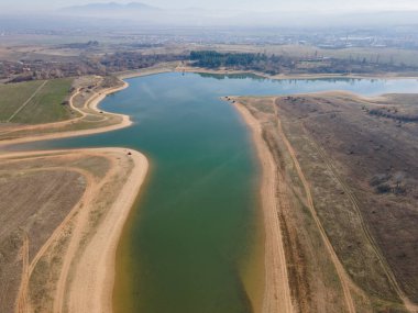Bulgaristan 'ın Kyustendil bölgesindeki Drenov Dol rezervuarının şaşırtıcı hava manzarası
