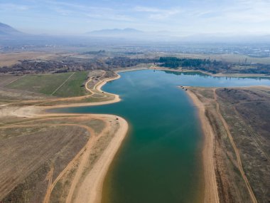 Bulgaristan 'ın Kyustendil bölgesindeki Drenov Dol rezervuarının şaşırtıcı hava manzarası
