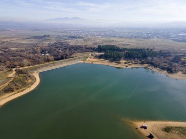 Bulgaristan 'ın Kyustendil bölgesindeki Drenov Dol rezervuarının şaşırtıcı hava manzarası