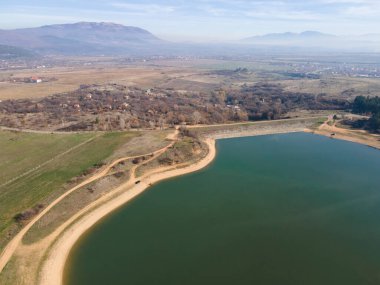 Bulgaristan 'ın Kyustendil bölgesindeki Drenov Dol rezervuarının şaşırtıcı hava manzarası