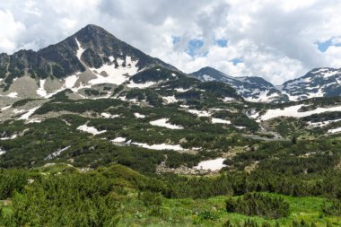 Bulgaristan 'ın Popovo Gölü yakınlarındaki Pirin Dağı' nın şaşırtıcı yaz manzarası